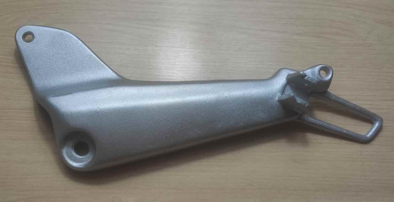 SUPORTE PEDALEIRA TRASEIRA ALUMINIO LADO DIREITO CG125 ES 00 - 04