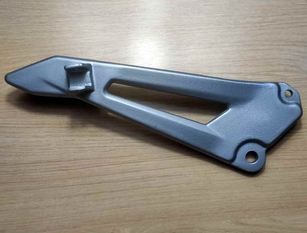 SUPORTE PEDALEIRA TRASEIRA ALUMINIO LADO ESQUERDO YBR125 FACTOR ED 09 - 13